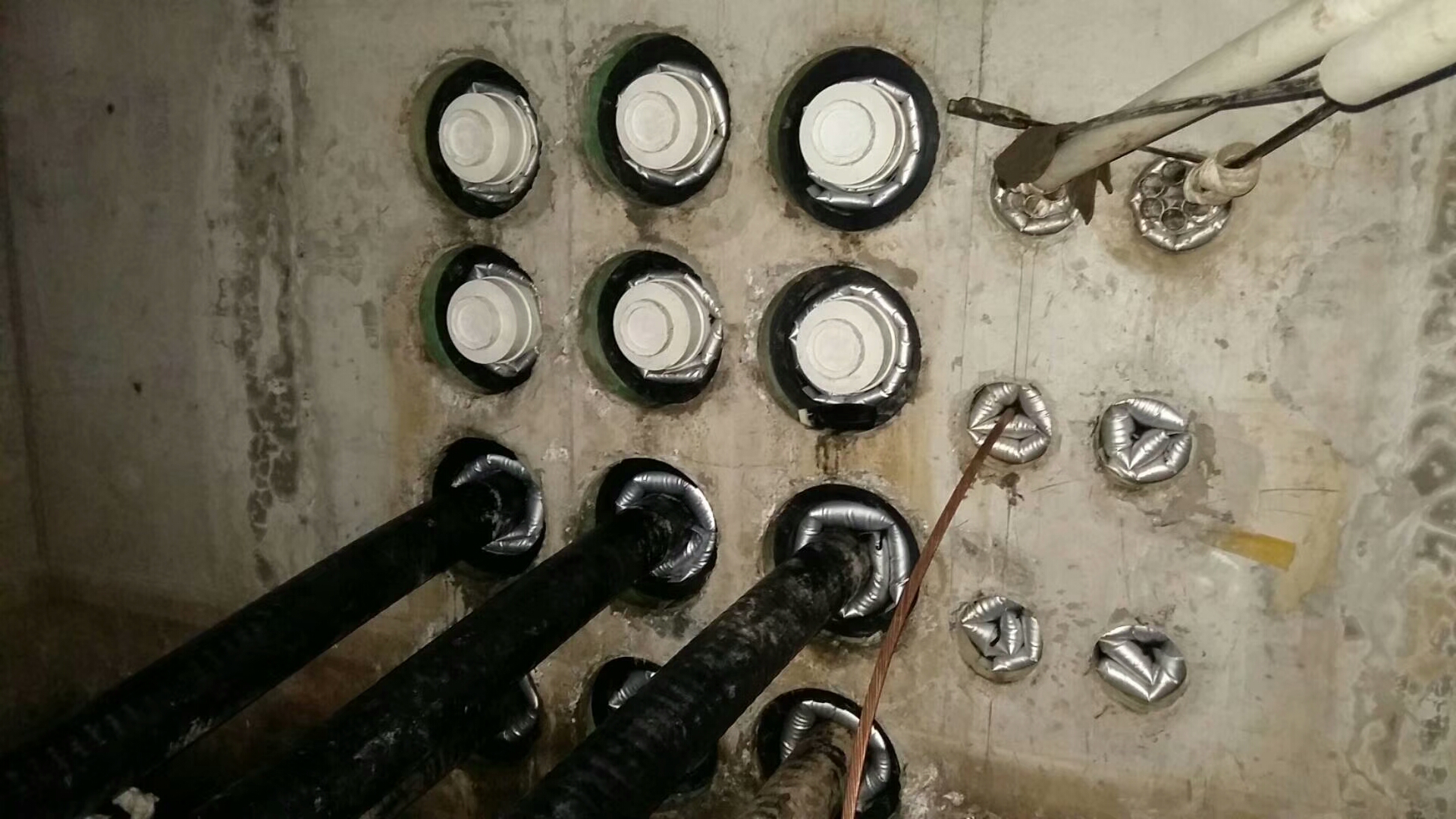 ���ʽ�ܵ���°��b֮��